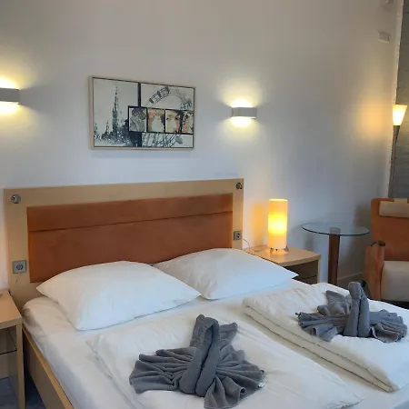 Duesseldorf 5 Min To Train Station Private